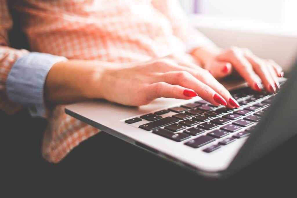 Une cheffe de projet digital sur son clavier